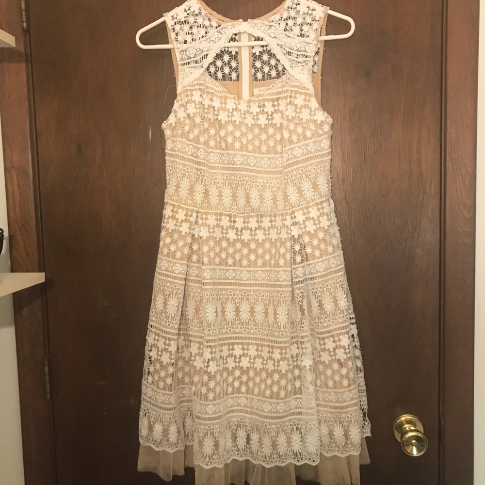 Medium Francesca’s nude dress with white lace